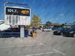 Sculpture de panneau d'affichage en résine et fibre de verre renforcée d'une armature métallique