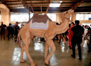 Sculpture chameau en résine et de fibre de verre