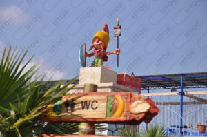 La sculpture chameau est faite de résine et de fibre de verre