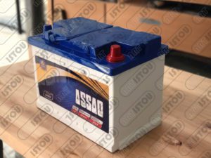 Une sculpture en batterie de taille moyenne en résine et fibre de verre renforcée par une structure métallique