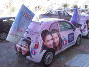 Sculpture Clean & Clear Tube Cream en résine et fibre de verre renforcée d'une armature métallique montée sur voiture