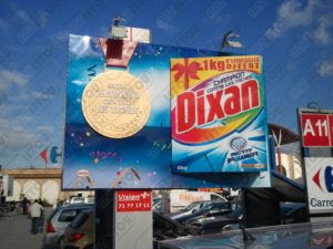 Un élément intégré dans un panneau d'affichage de jus en résine et fibre de verre