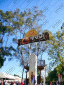 Sculpture enveloppe de café Nescafé en résine et fibre de verre