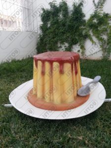 Sculpture de flan crème dessert en résine et fibre de verre renforcée avec une structure en fer antirouille