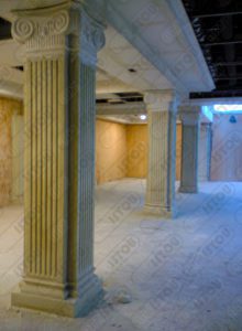 Sculpture d'une colonne ancienne en résine et fibre de verre