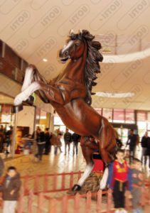Sculpture cheval en résine et de fibre de verre