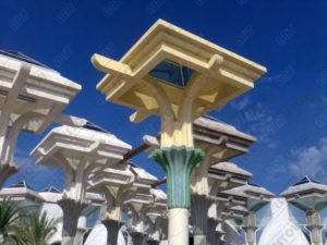 Décoration d'une entrée à l'aide de colonnes en résine et fibre de verre