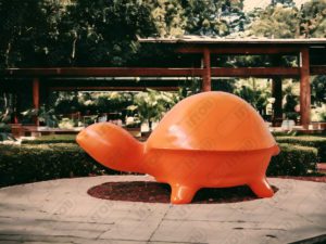Sculpture d'une tortue en résine et fibre de verre
