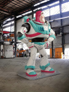 Mascotte Buzz est faite de résine et de fibre de verre