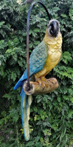 Sculpture Perroquet en résine et fibre de verre renforcée d'une structure métallique