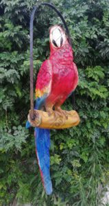 Sculpture Perroquet en résine et fibre de verre renforcée d'une structure métallique