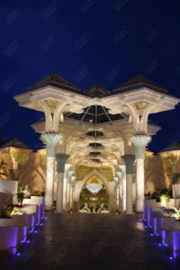 Décoration d'une entrée à l'aide de colonnes en résine et fibre de verre