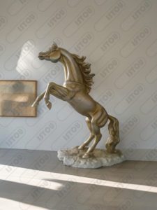 Sculpture petit cheval de130cm en résine et de fibre de verre