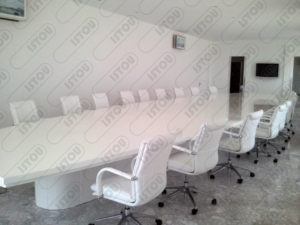 Sculpture bureau en résine et fibre de verre renforcée d'une structure métallique