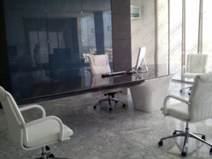 Sculpture bureau en résine et fibre de verre renforcée d'une structure métallique