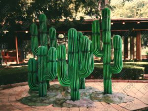 Sculpture cactus en résine et fibre de verre renforcée d'une structure métallique