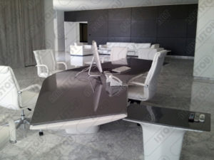 Sculpture bureau en résine et fibre de verre renforcée d'une structure métallique