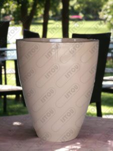 Sculpture d'un pot en résine et fibre de verre renforcée d'une structure métallique