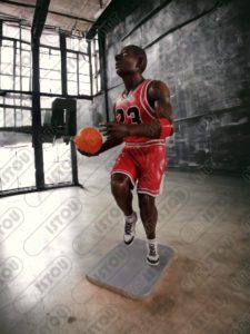 Pièce décorative et publicitaire pour basketteur Betclic, réalisée en résine et fibre de verre et renforcée avec un cadre en fer antirouille.