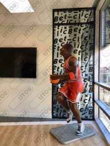 Pièce décorative et publicitaire pour basketteur Betclic, réalisée en résine et fibre de verre et renforcée avec un cadre en fer antirouille.