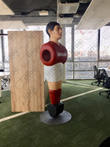 Pièce décorative et publicitaire de la figurine jouet Bébé foot en résine et fibre de verre et renforcée avec une armature en fer antirouille.