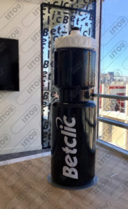 Une pièce décorative et publicitaire de la bouteille Betclic, réalisée en résine et fibre de verre et renforcée par une armature en fer antirouille.