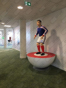 Pièce décorative et publicitaire pour Betclic footballeur, réalisée en résine et fibre de verre et renforcée avec un cadre en fer antirouille.