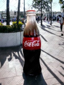 Bouteille Coca-Cola, objet décoratif et publicitaire en résine et fibre de verre avec peinture identique au produit réel