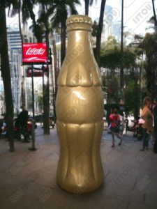 Bouteille Coca-Cola, objet décoratif et publicitaire en résine et fibre de verre avec peinture Bouteille Coca-Cola, objet décoratif et publicitaire en résine et fibre de verre avec peinture doré