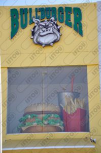 Une sculpture décorative et publicitaire en forme de burger et frites, réalisée en résine et fibre de verre