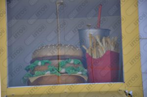 Une sculpture décorative et publicitaire en forme de burger et frites, réalisée en résine et fibre de verre