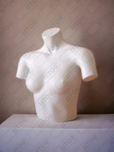 Une sculpture Buste femmes, réalisée en résine et fibre de verre