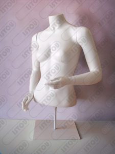 Une sculpture Buste femmes, réalisée en résine et fibre de verre