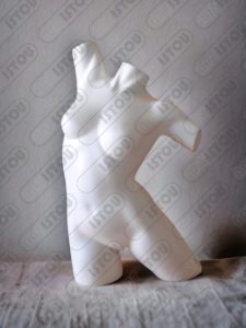 Une sculpture Buste femmes, réalisée en résine et fibre de verre