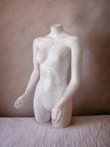 Une sculpture Buste femmes, réalisée en résine et fibre de verre