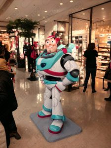 Mascotte Buzz est faite de résine et de fibre de verre