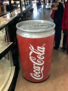 Canette Coca-Cola, pièce décorative et publicitaire en résine et fibre de verre avec peinture identique au produit réel