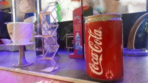 Modèle décoratif et informatif d'une canette de Coca-Cola en résine et fibre de verre