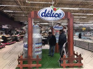 Un stand de présentation des produits Délice en résine et fibre de verre