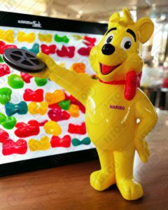La sculpture du haribo est faite de résine et de fibre de verre