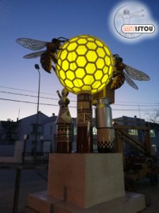 Décoration abeille rond point en résine sur mesure