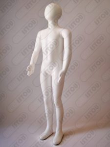Une sculpture Mannequin enfant, réalisée en résine et fibre de verre