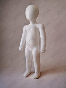 Une sculpture Mannequin enfant, réalisée en résine et fibre de verre