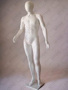 Une sculpture Mannequin jeune, réalisée en résine et fibre de verre