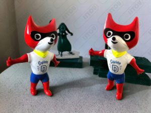 La sculpture du personnage de Super D est faite de résine et de fibre de verre renforcée par un cadre en métal