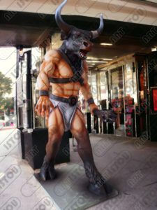 La sculpture minotaure est faite de résine et de fibre de verre