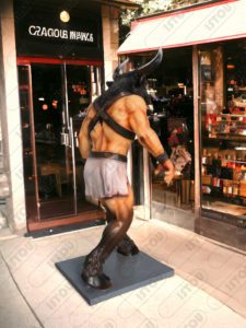 La sculpture minotaure est faite de résine et de fibre de verre