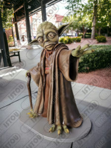 La sculpture Yoda est faite de résine et de fibre de verre