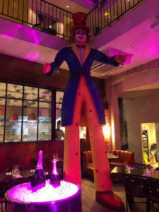 La sculpture du clown est faite de résine et de fibre de verre