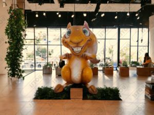 Mascotte écureuil est faite de résine et de fibre de verre